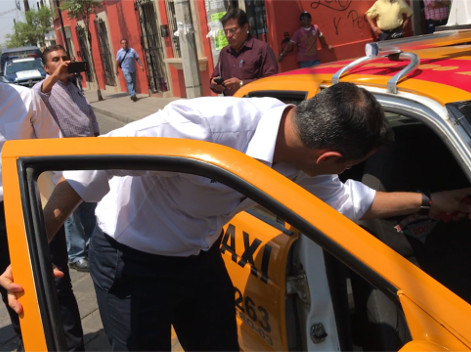 El gobernador de Oaxaca, Alejandro Murat arribó al mercado Sánchez Pascuas, en el centro histórico. 