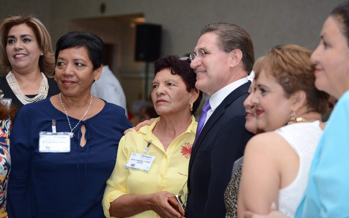 José Rosas Aispuro, gobernador de Durango, entregó reconocimientos a maestros en su día.