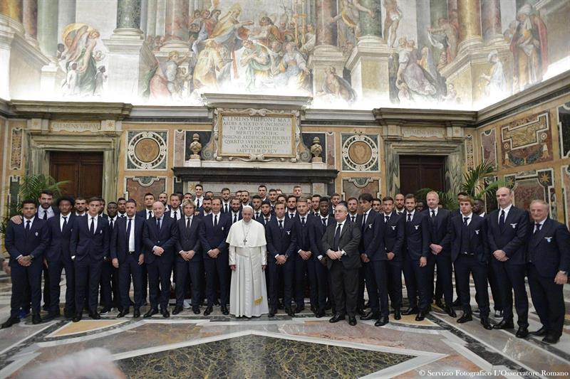 Jugadores de la Juventus y el Lazio en visita con el papa Francisco
