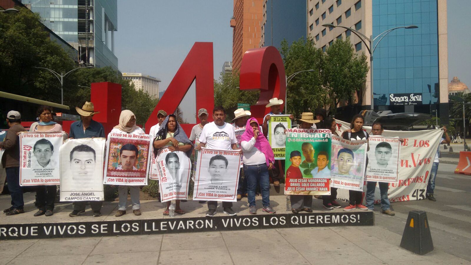 Los padres marcharon del Antimonumento a la PGR.