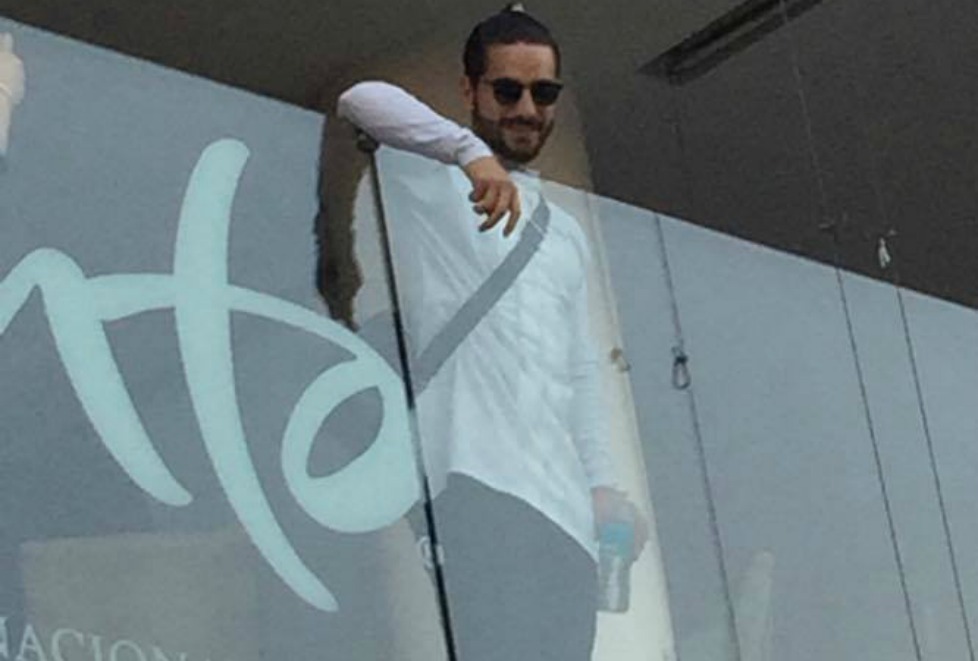 Maluma salió al balcón y los gritos ensordecedores no pararon. 