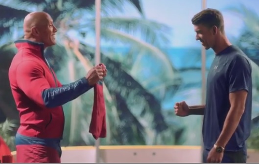 "La Roca" y Michael Phelps, en promocional del remake de la película "Baywhatch"