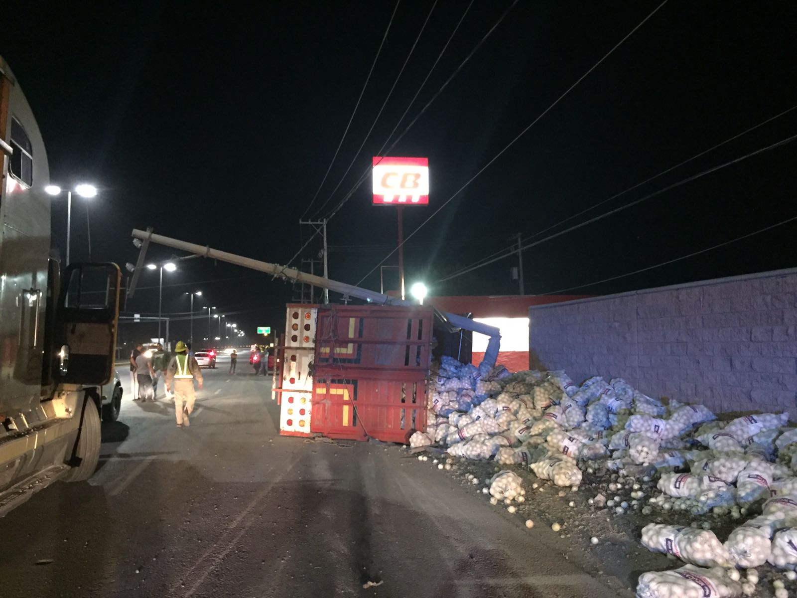 En Torreón, sobre la carretera Torreón-San Pedro volcó un camión cargado con 30 toneladas de cebolla.