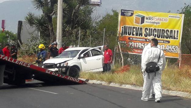 Aparentemente el conductor de un vehículo viajaba a exceso de velocidad y se impactó contra un poste.