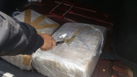 Dos paquetes fueron localizados al interior de un vehículo.