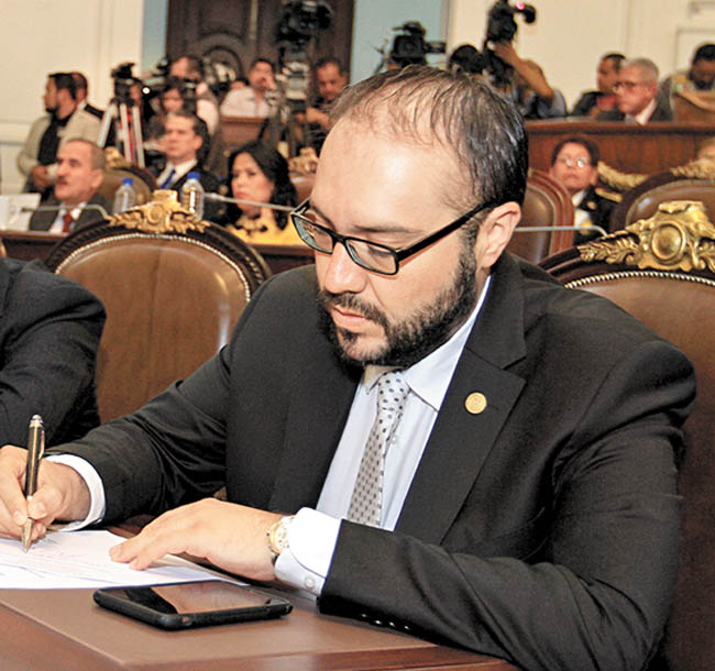 El legislador perredista. 