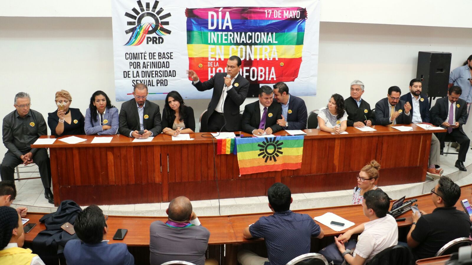 Juan Zepeda suscribe documento para impulsar políticas públicas en ese tema.