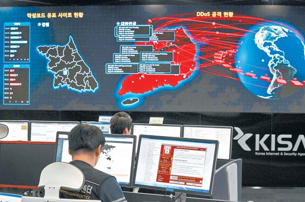 Personal de la Agencia de Internet y Seguridad de Corea monitorea la propagación del virus. 