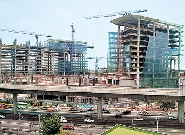 La plaza Artz Pedregal se construye en Periférico Sur. 