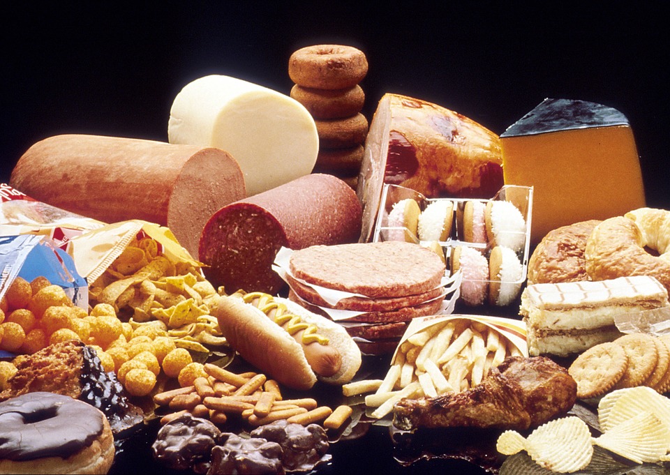 La comida chatarra, lácteos y carne roja son algunos de los alimentos que pueden ocasionar mal olor 