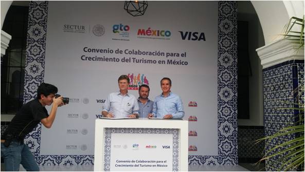 Enrique de la Madrid, de Turismo Federal, Fernando Olivera, Turismo del Estado, y Eduardo Coello, de Visa. 