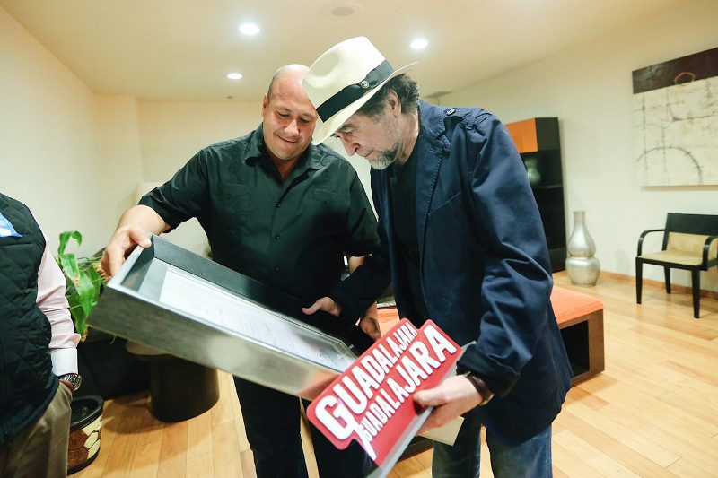 Joaquín Sabina fue reconocido como visitante distinguido de Guadalajara. 