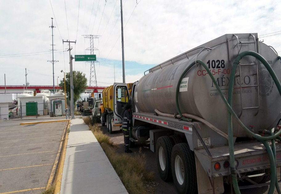 Largas filas de pipas del municipio y empresas para abastecerse de agua.