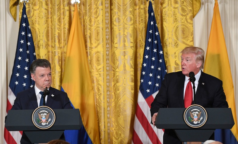 El presidente colombiano (izq,) y Donanald Trump, durante la conferencia de prensa en La Casa Blanca.