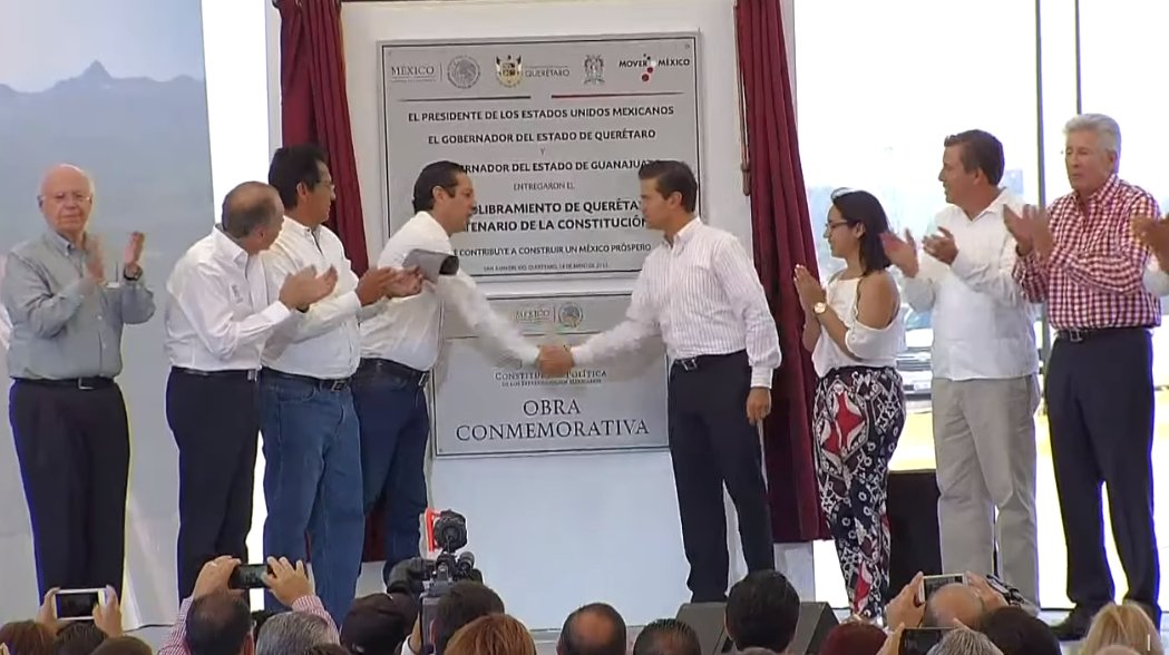 El presidente Enrique peña Nieto inauguró el macrolibramiento en Querétaro.