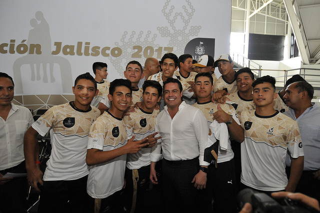 La Selección Jalisco que viajará a la Olimpiada Nacional recibió el abanderamiento oficial de parte del Gobernador del Estado