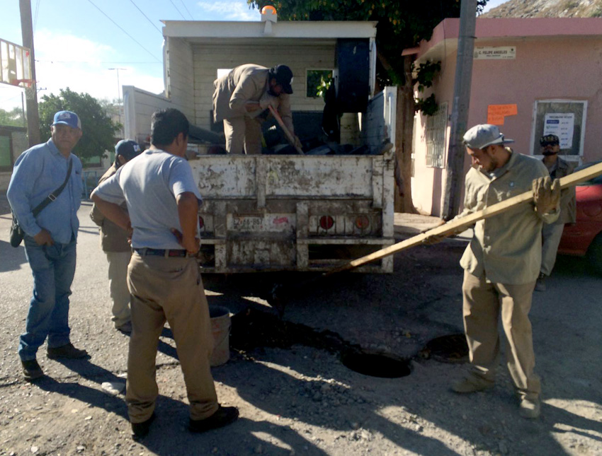 Simas Torreón, realizó labores de desazolve en colonia Compresora y Zacatecas.