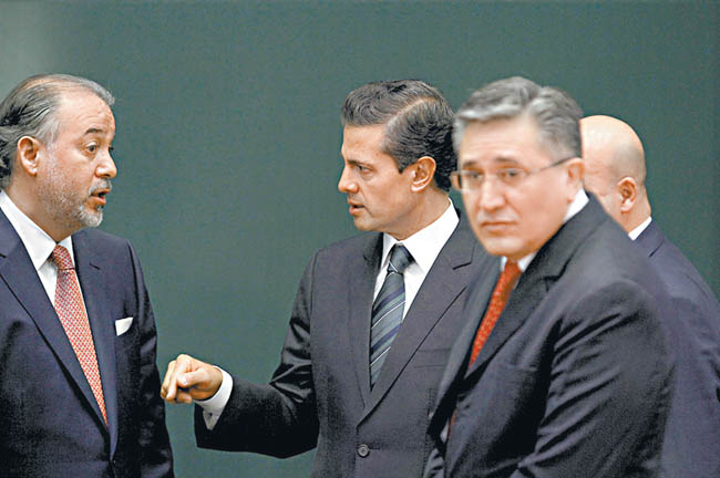 El titular del Ejecutivo federal platica con el procurador general de la República, Raúl Cervantes. 
