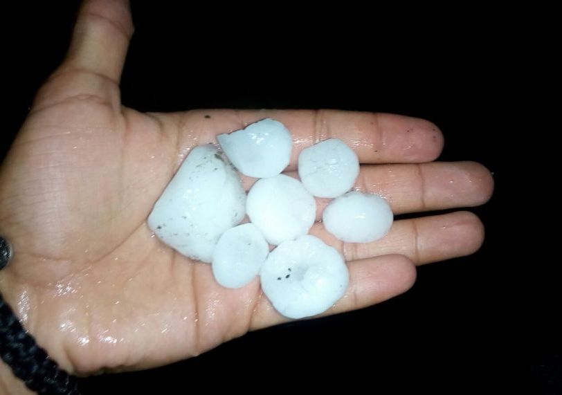 La caída de granizo del tamaño de un limón que afectó algunas casas de lámina y cartón.