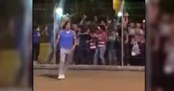 Guillermo Ochoa regaló sus playeras a los aficionados