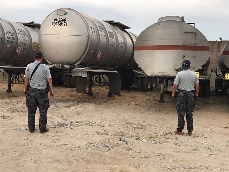 El hidrocarburo se encontraba contenido en 14 unidades, entre tractocamiones, pipas y un contenedor.