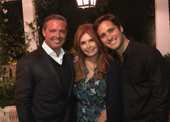 Luis Miguel y Diego Boneta se toman foto juntos.