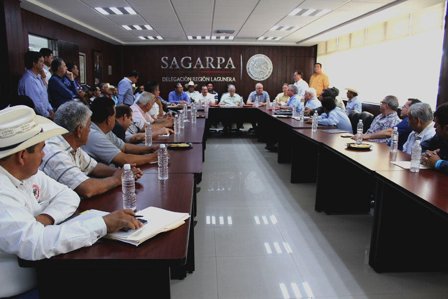 Durante la sesión de trabajo, la Sagarpa rindió un informe de seguimiento a las acciones de desvare y barbecho del ciclo agrícola 2016. 