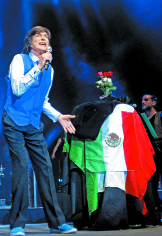 Una bandera mexicana lo acompañó en su show.