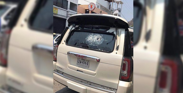 La camioneta baleada del rector de la Universidad Autónoma de Guerrero. 