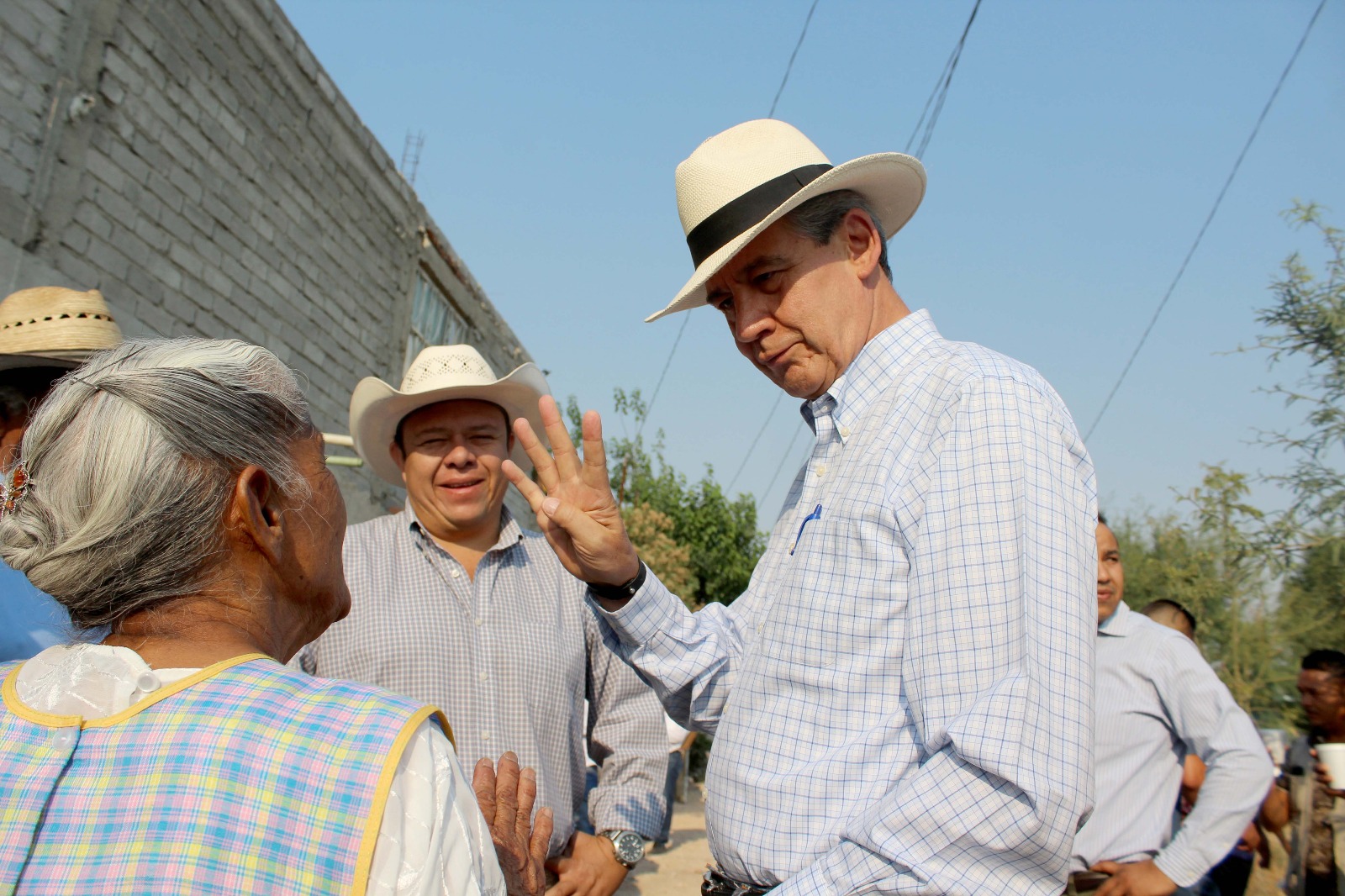 El alcalde escuchó las peticiones de los vecinos de la zona.