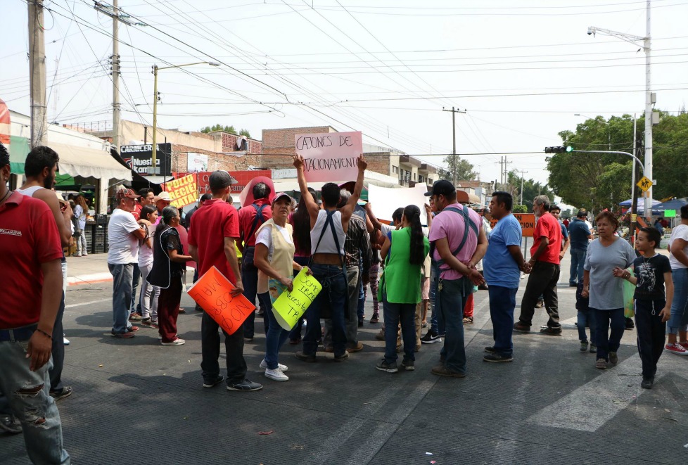 Manifestación por obras en Mercado Felipe Ángeles.