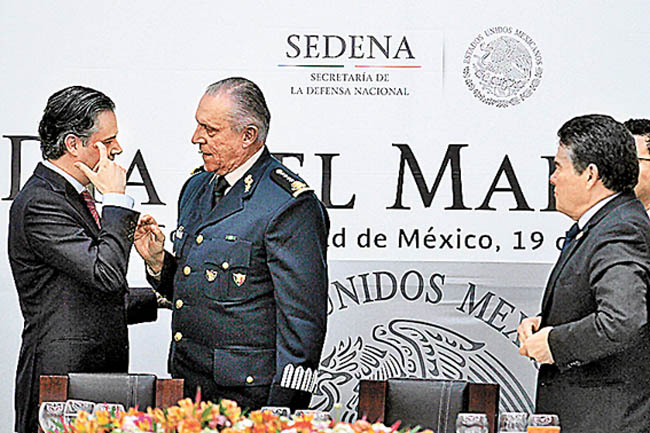Los titulares de la SEP y la Defensa, en la Escuela Militar de Enfermeras. 