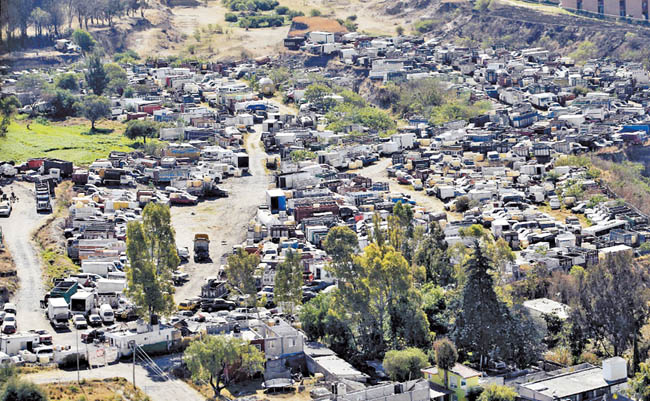 Unidades depositadas en el “corralón del huachicol”. 