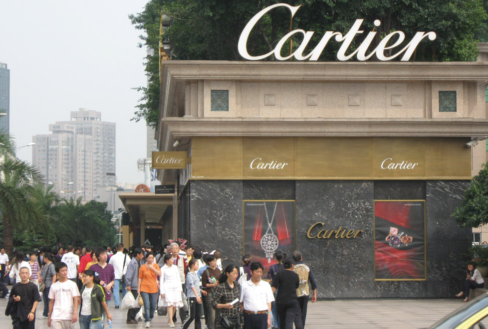 Los chinos ahora compran más lujo en su país por los temores al terrorismo en lugares como París.