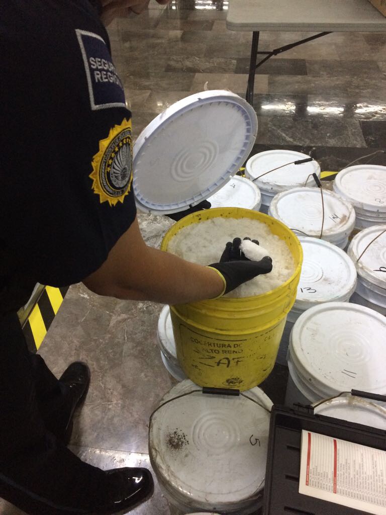 El sospechoso declaró que en los botes con capacidad de 26 kilos cada uno.