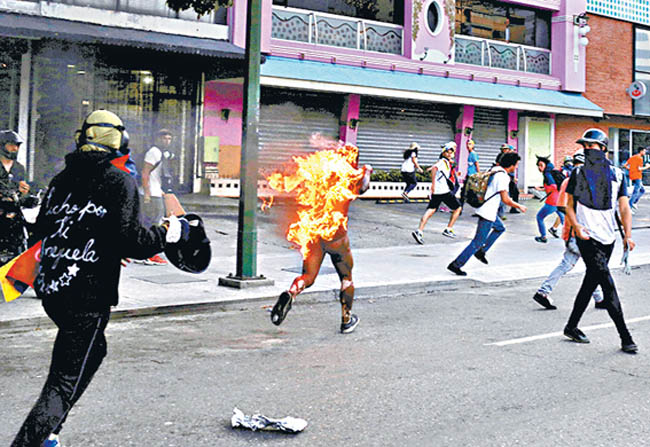 Un hombre fue acusado de ladrón y atacado por los inconformes en Caracas. 