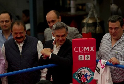 El jefe de Gobierno de la Ciudad de México, Miguel Ángel Mancera, se mantiene en guardia ante la contingencia ambiental. Sumó el boxeo a las actividad