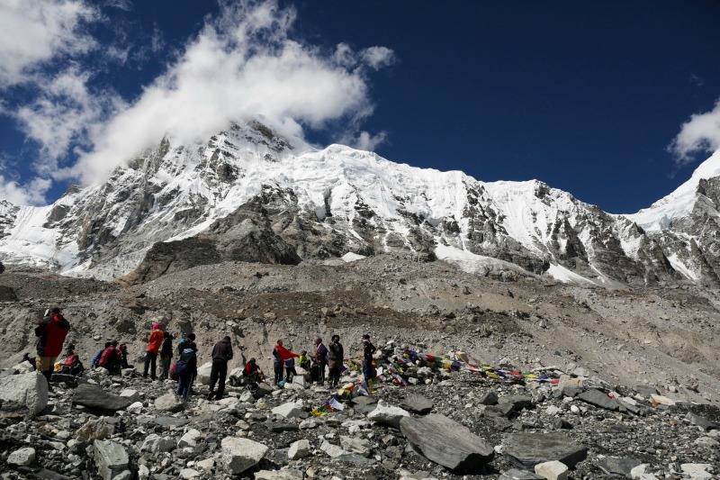 Los montañistas normalmente pagan 11 mil dólares al gobierno de Nepal a cambio de un permiso.