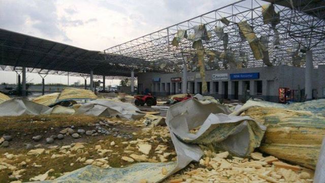 Tornado causa daños en puente internacional.