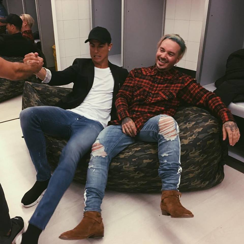 El cantante J Balvin compartió una fotografía en compañía de Cristiano Ronaldo.