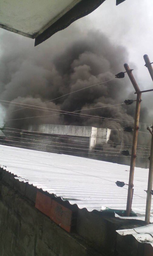 Decenas de manifestantes incendiaron la vivienda, cercana al centro de la ciudad, donde pasó parte de su infancia Chávez.