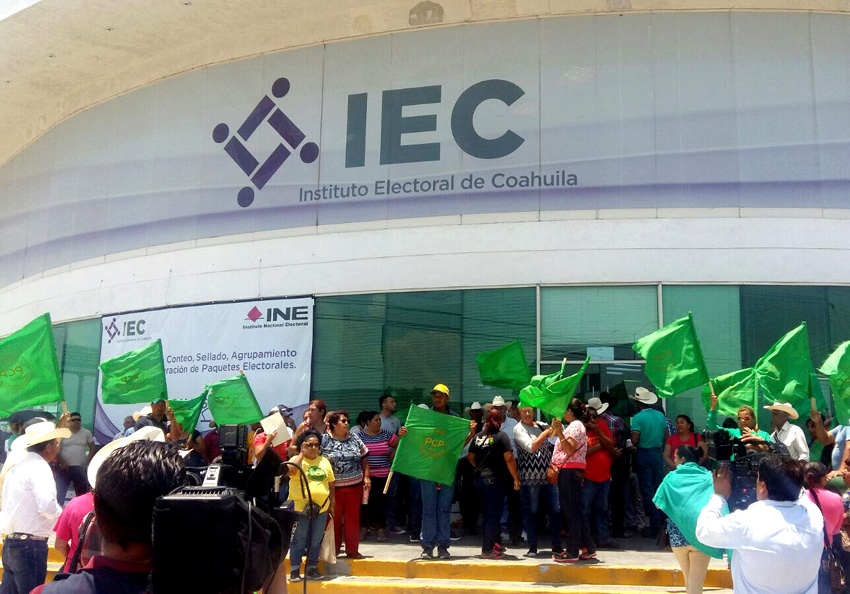 Fueron alrededor de 200 personas las que se manifestaron en las instalaciones del IEC.