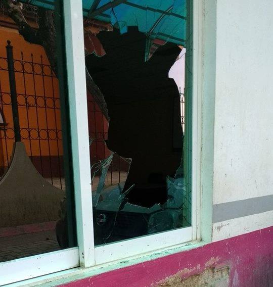 Los inconformes sitiaron el inmueble del gobierno y rompieron ventanas.
