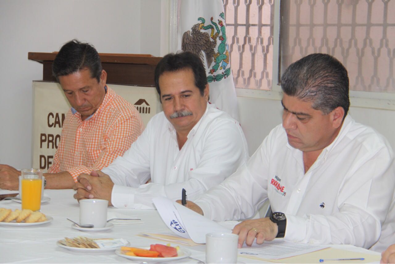 En Torreón, el candidato del PRI a la gubernatura de Coahuila, Miguel Riquelme, se reunió con miembros del CLIP.