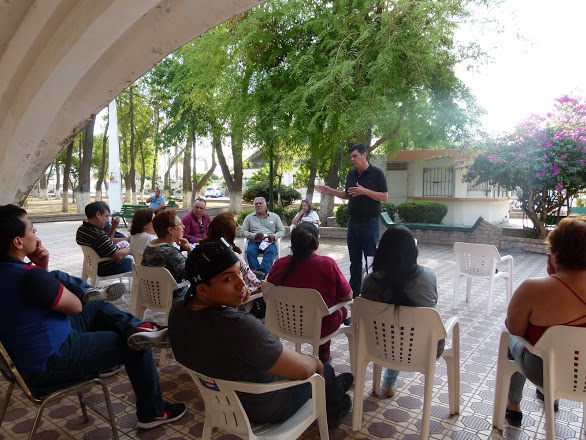 En Torreón, José Ángel Pérez, candidato por el Partido del Trabajo al gobierno de Coahuila, visitó la Plaza del Eco.