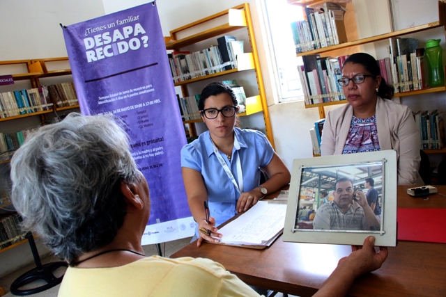 Una mujer acudió a la toma de muestra de ADN.