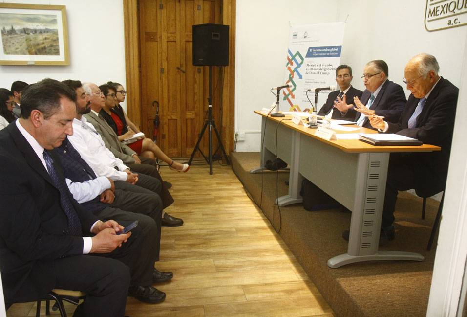 Durante la conferencia "México y el mundo a 100 días del gobierno de Donald Trump".