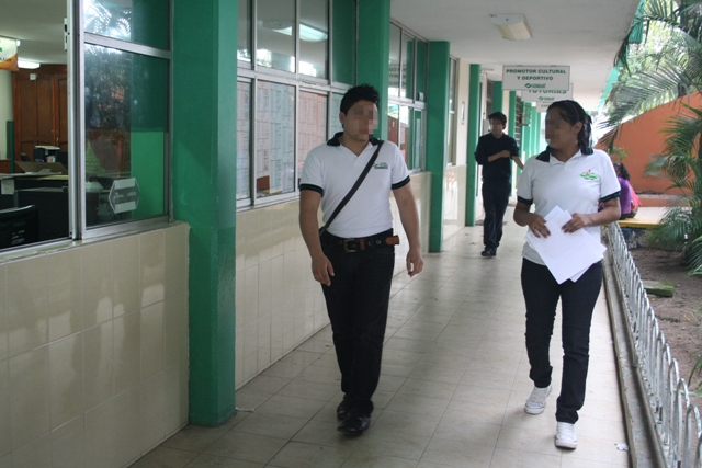 Estudiantes en escuela.