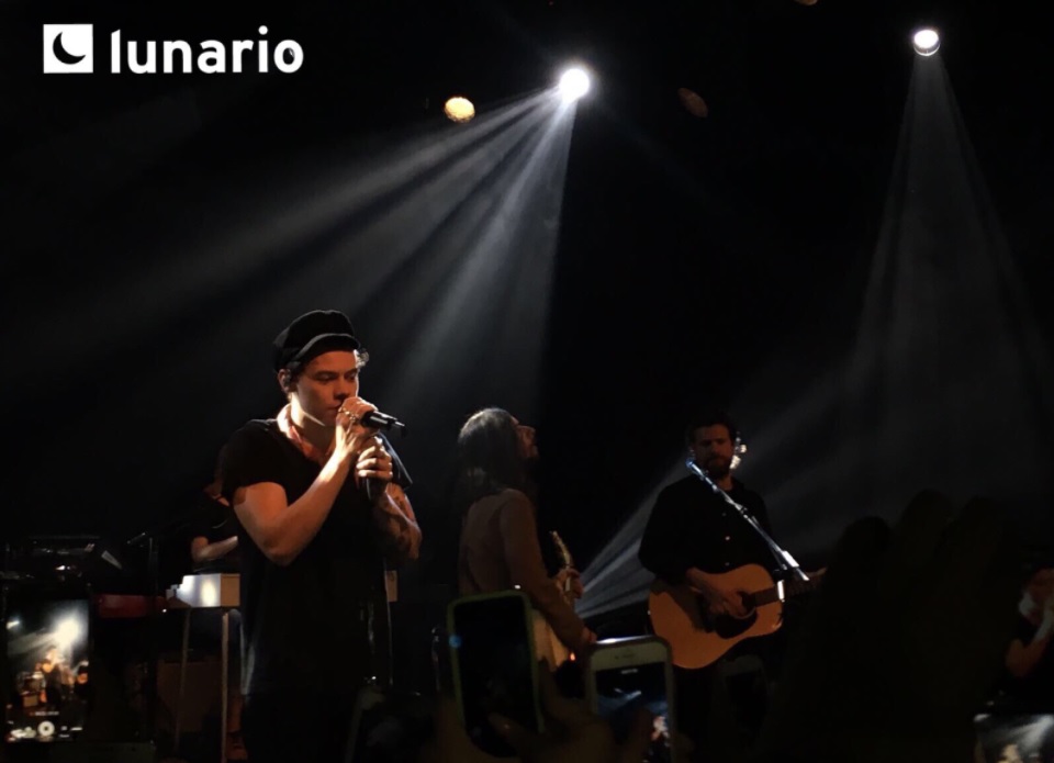Harry Styles cantó sólo cinco canciones en su primer concierto como solista en el Lunario del Auditorio Nacional. 