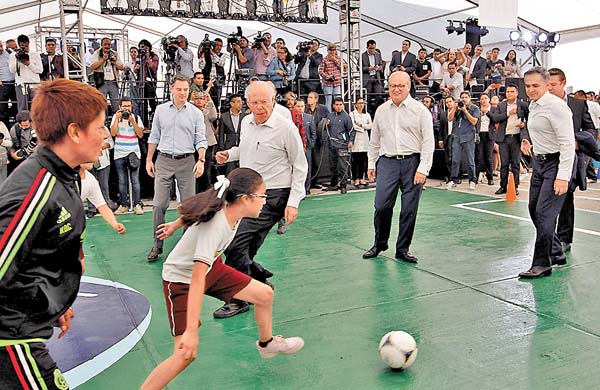 José Narro y otros funcionarios y políticos jugaron futbol con los estudiantes.
